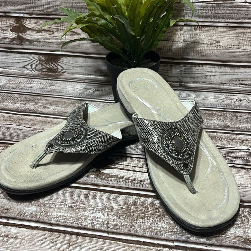 Obeo Brisa Elegant Black and Gray Beaded Women's Sandals Thong Size 9